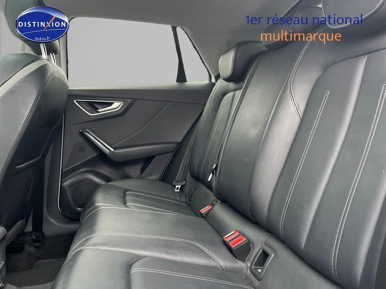 Vue intérieure côté gauche des sièges arrière en cuir noir avec surpiqûres blanches de l'Audi Q2 2018.