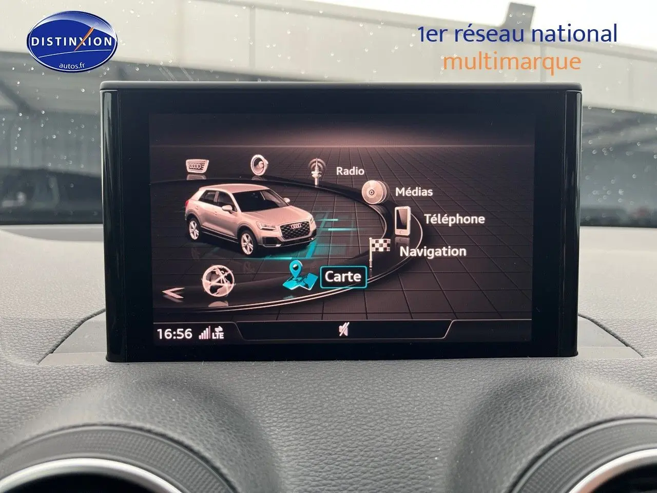 Écran central de l’Audi Q2 affichant le menu multimédia avec navigation, vue intérieure du tableau de bord.