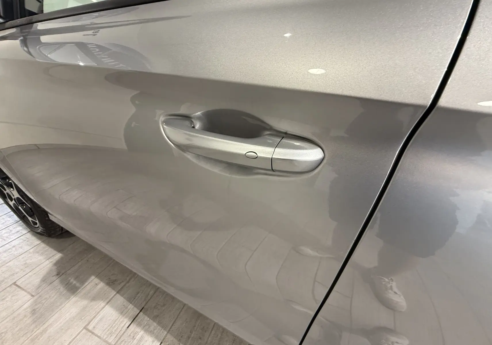 Poignée de porte côté gauche de la MG3 1.5 L Hybrid+ Cosmic Silver, finition lisse et bouton de déverrouillage intégré.