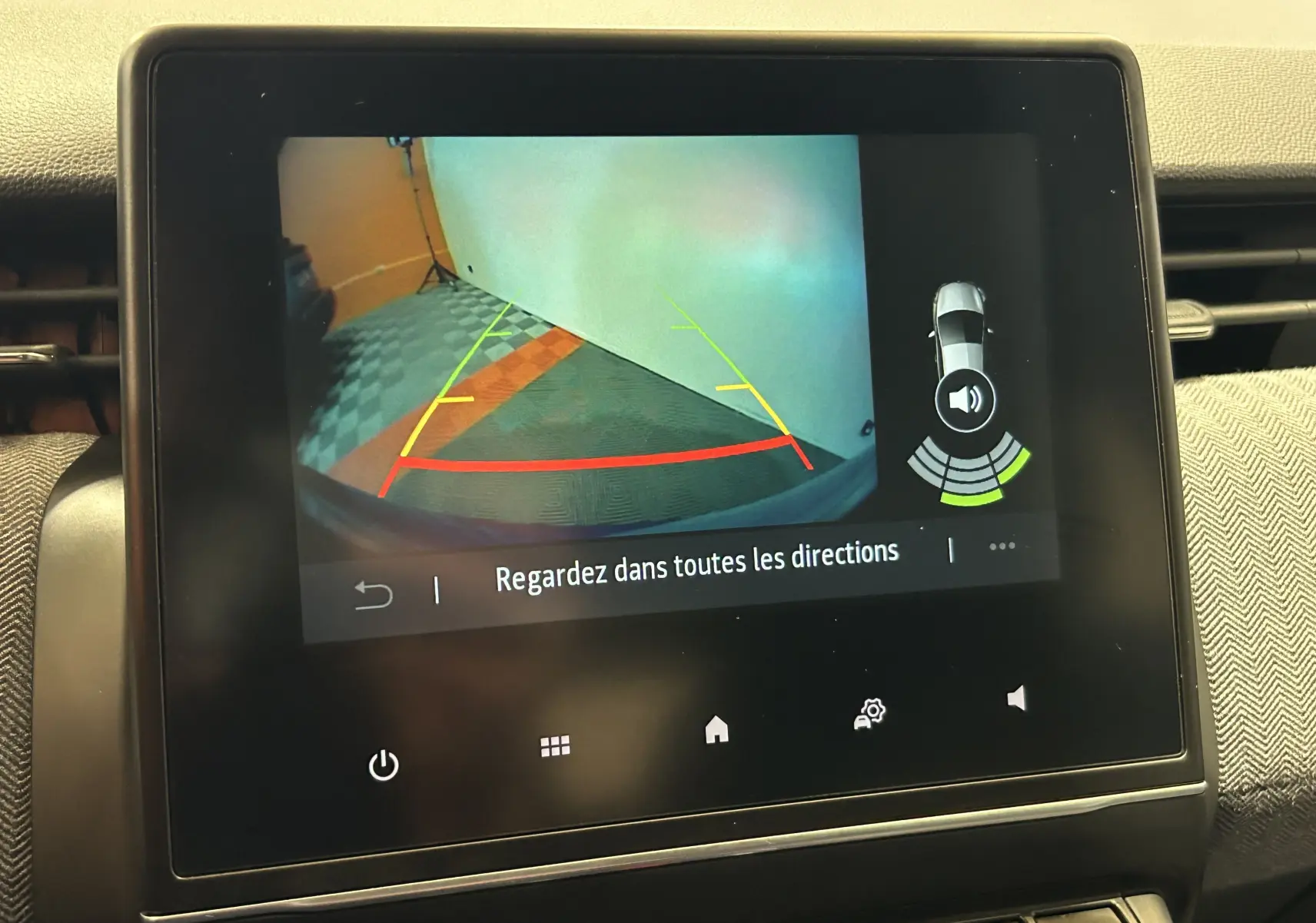 Écran tactile intérieur montrant la caméra de recul active avec guidage coloré sur Renault Clio V gris Rafale.