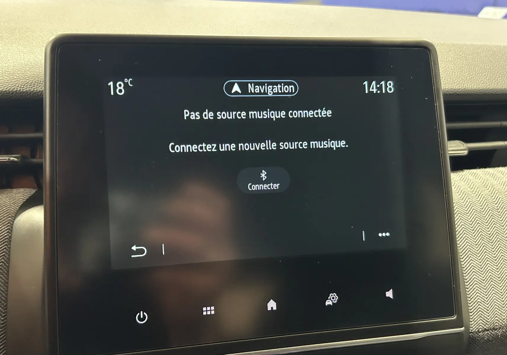 Écran tactile central de la Renault Clio V gris Rafale, affichant le message de connexion Bluetooth pour la musique.