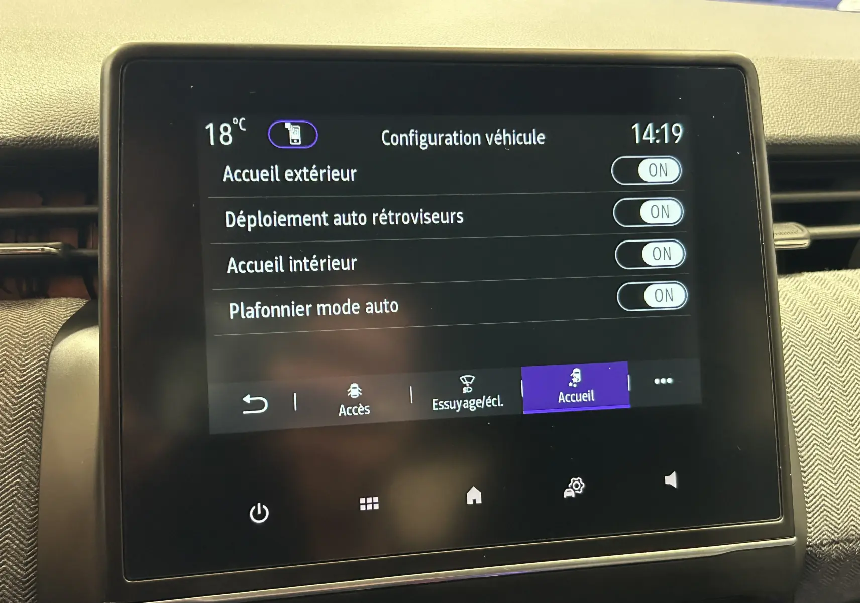 Écran tactile central de la Renault Clio V gris Rafale, affichant les réglages de configuration véhicule en mode jour.