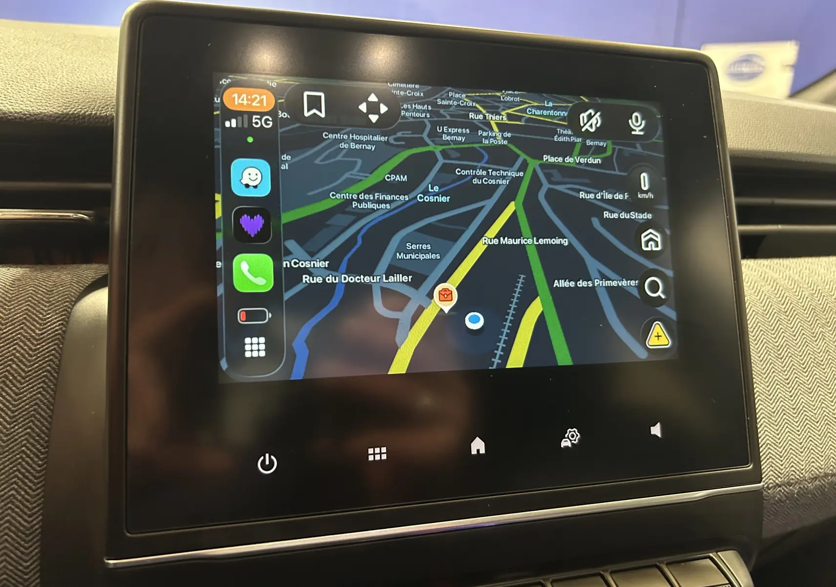 Écran tactile central affichant le GPS dans l’habitacle gris noir de la Renault Clio V E-Tech Hybrid 2025.