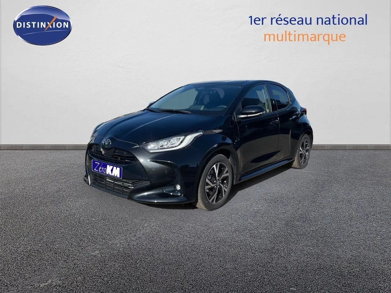 Toyota Yaris Hybrid 116ch noir métal vue 3/4 avant droit avec phares LED et jantes bi-ton.
