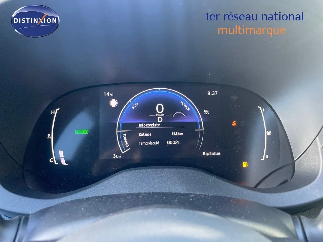 Tableau de bord numérique de la Toyota Yaris Hybrid 2025 affichant la vitesse à 0 km/h et l'autonomie restante.