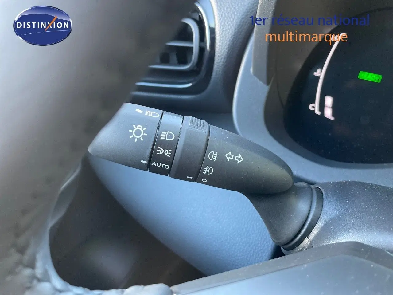 Gros plan sur la commande des phares et clignotants à gauche du volant dans une Toyota Yaris Hybrid 2025 noir métal.