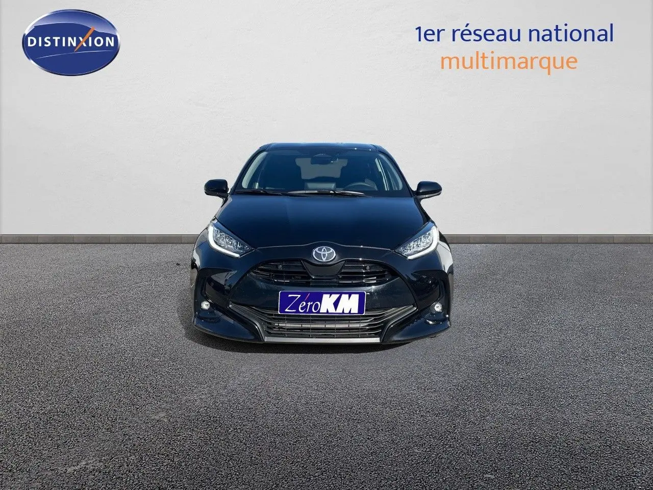 Vue de face d'une Toyota Yaris Hybrid 116ch Design noire métal avec phares LED et calandre imposante.