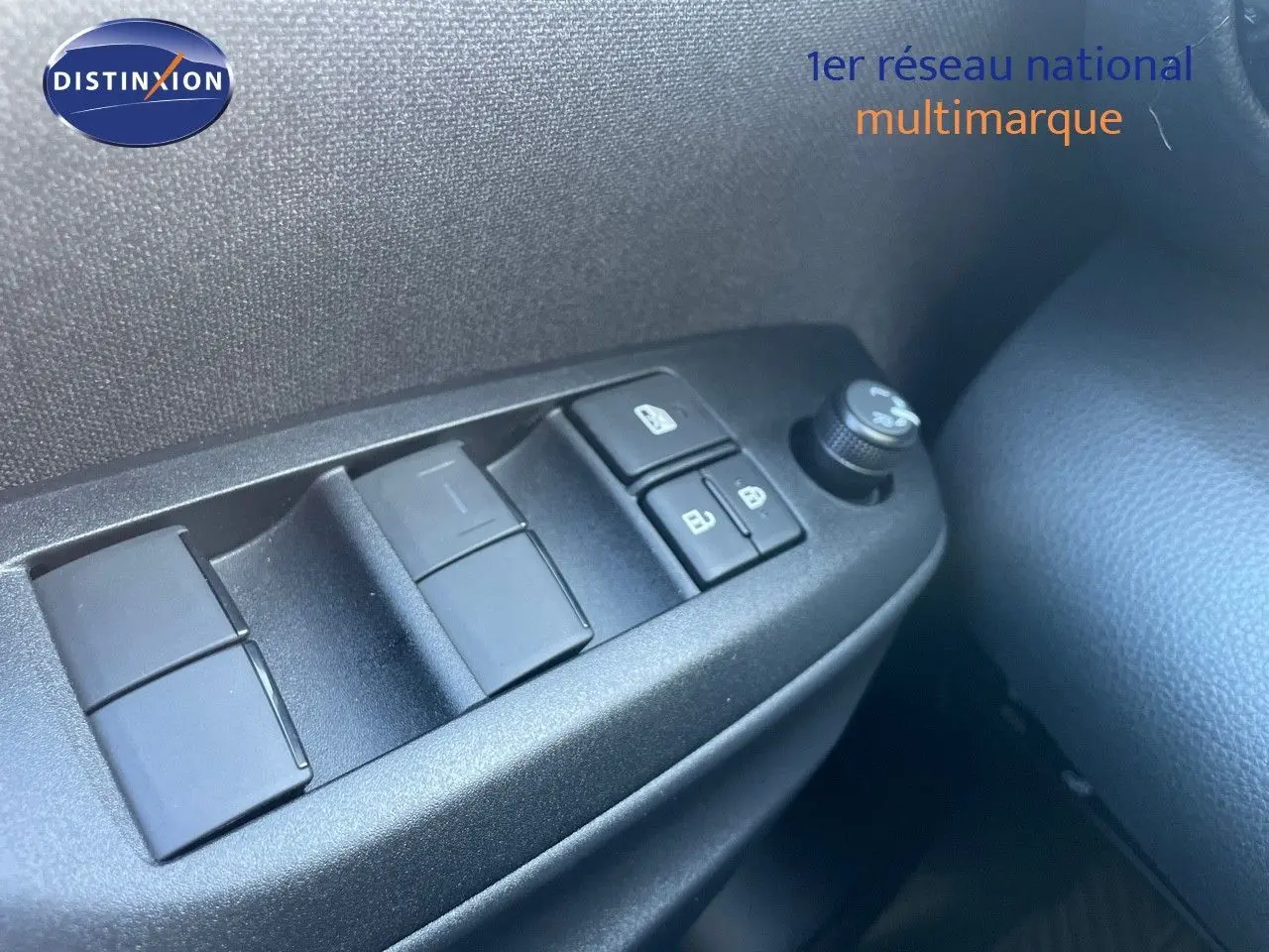 Gros plan sur les commandes des vitres et rétroviseurs côté conducteur de la Toyota Yaris Hybrid 116ch noir métal 2025.