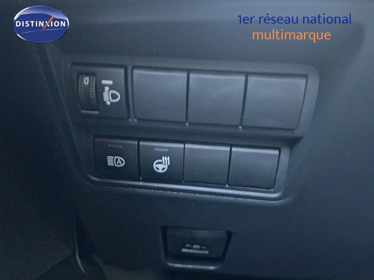 Panneau de commandes intérieures noires avec réglage des phares et bouton de chauffage du volant sur Toyota Yaris Hybrid 2025.