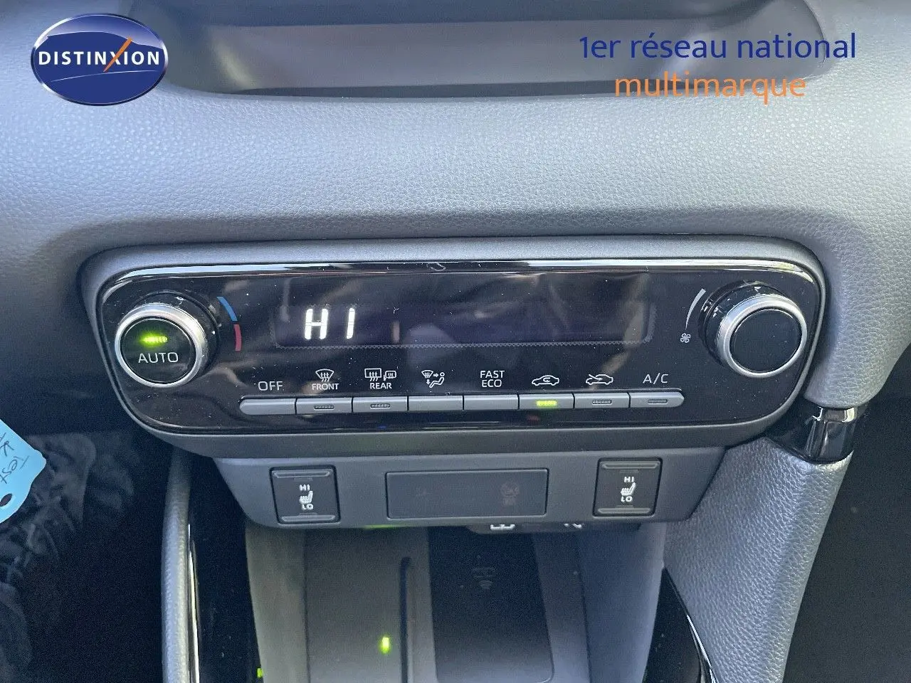 Panneau de commande de la climatisation automatique de la Toyota Yaris Hybrid 2025, finition Design, avec affichage digital et boutons noirs.