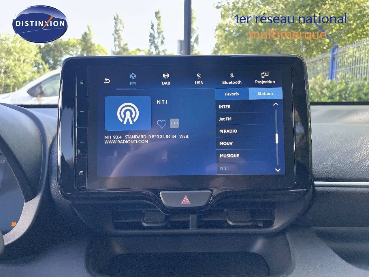 Écran tactile central affichant la radio numérique dans l'habitacle d'une Toyota Yaris Hybrid 2025 noir métal.