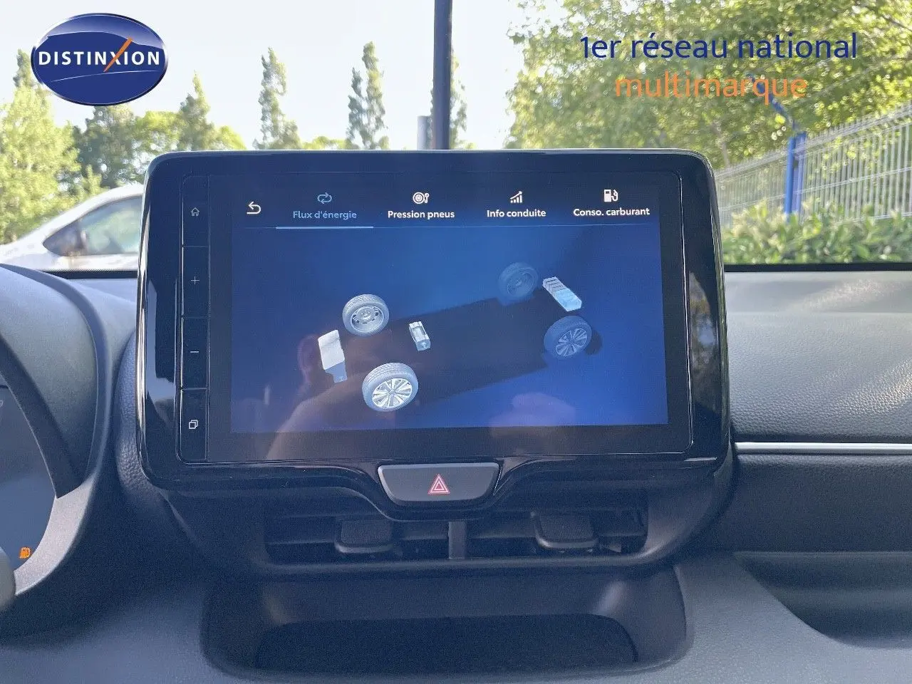 Écran tactile central affichant la pression des pneus dans l'habitacle d'une Toyota Yaris Hybrid 2025.