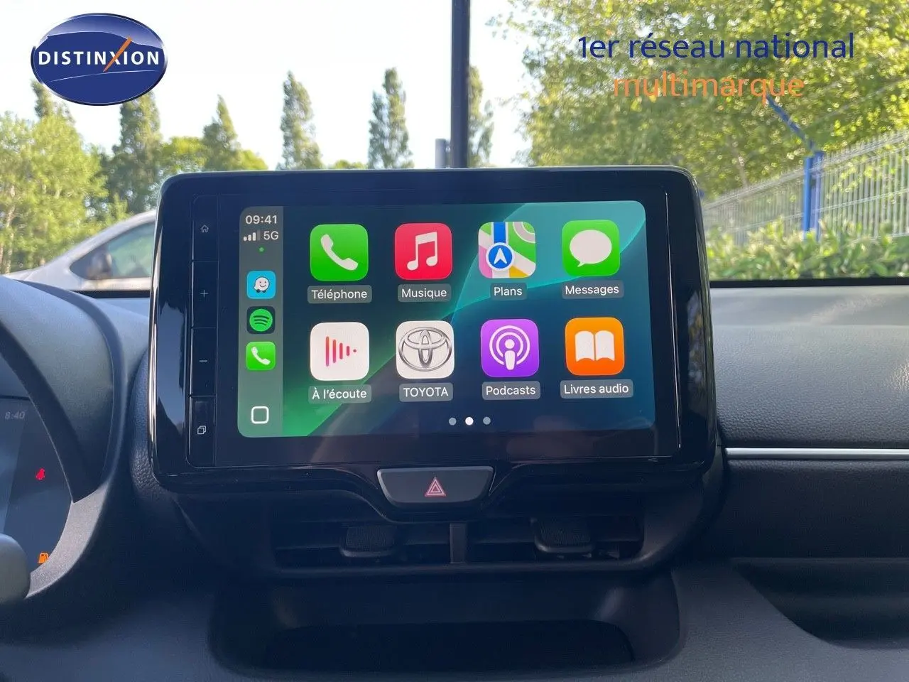 Écran tactile central allumé dans l'habitacle d'une Toyota Yaris Hybrid 2025, vue de face.