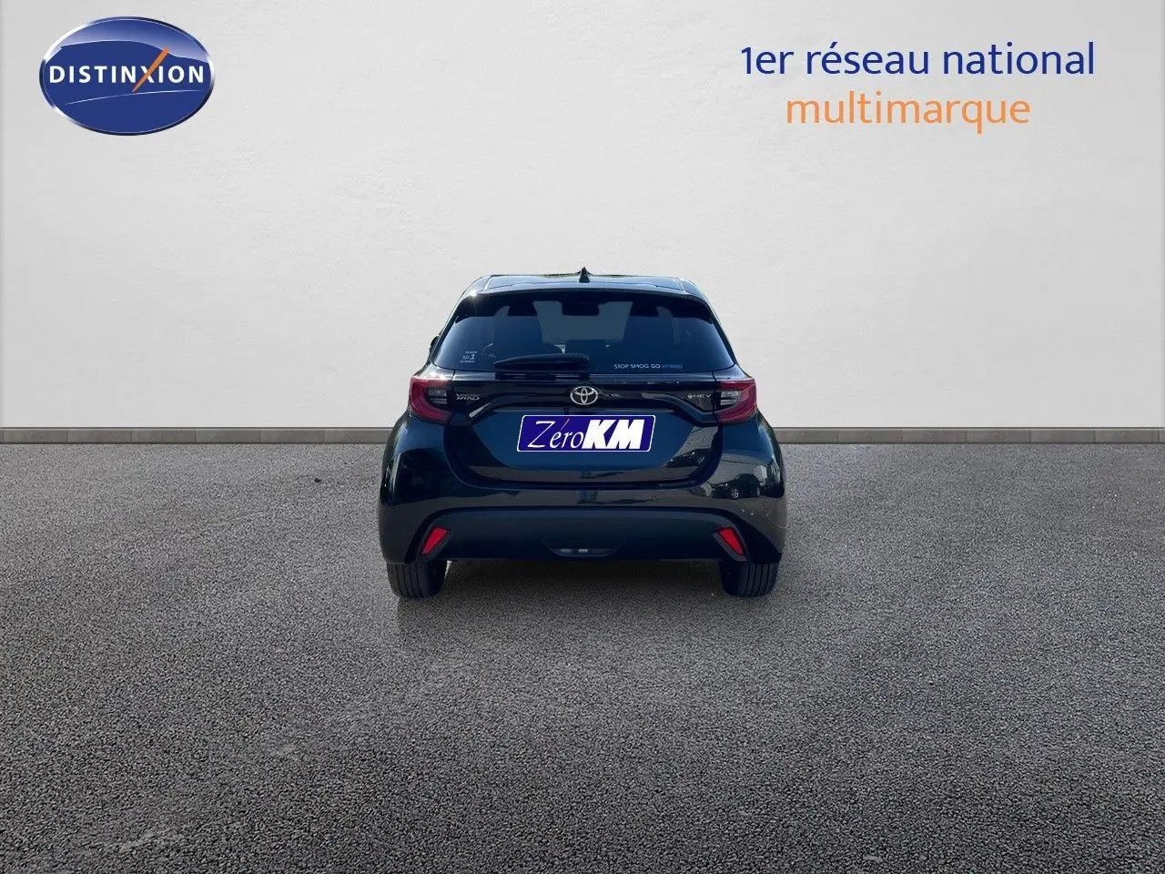 Vue arrière d'une Toyota Yaris Hybrid 116ch Design noire métal, avec feux LED et logo hybride visibles.