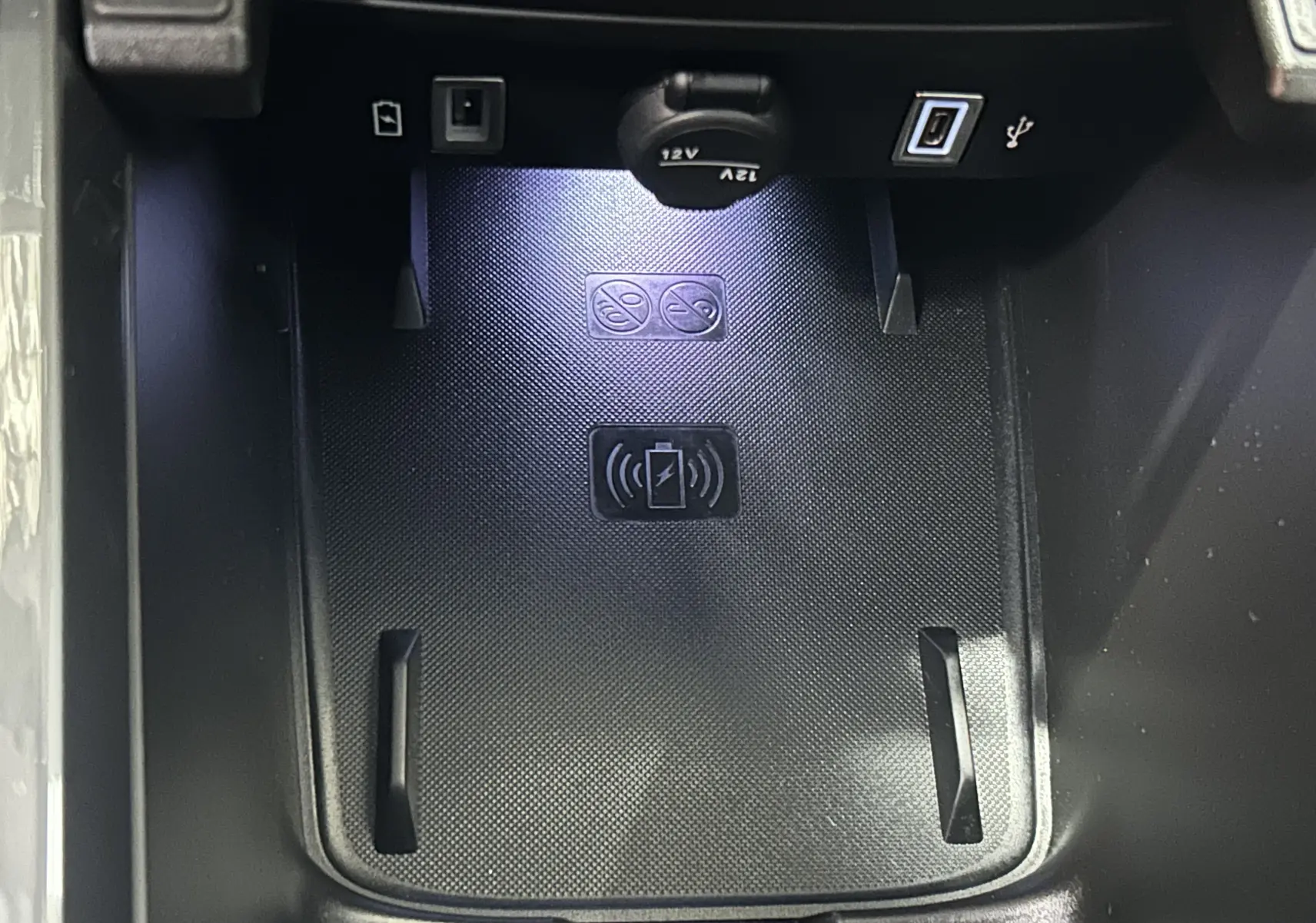 Gros plan sur le chargeur sans fil et prises USB dans l'habitacle de la FIAT 600 Hybrid 2024.