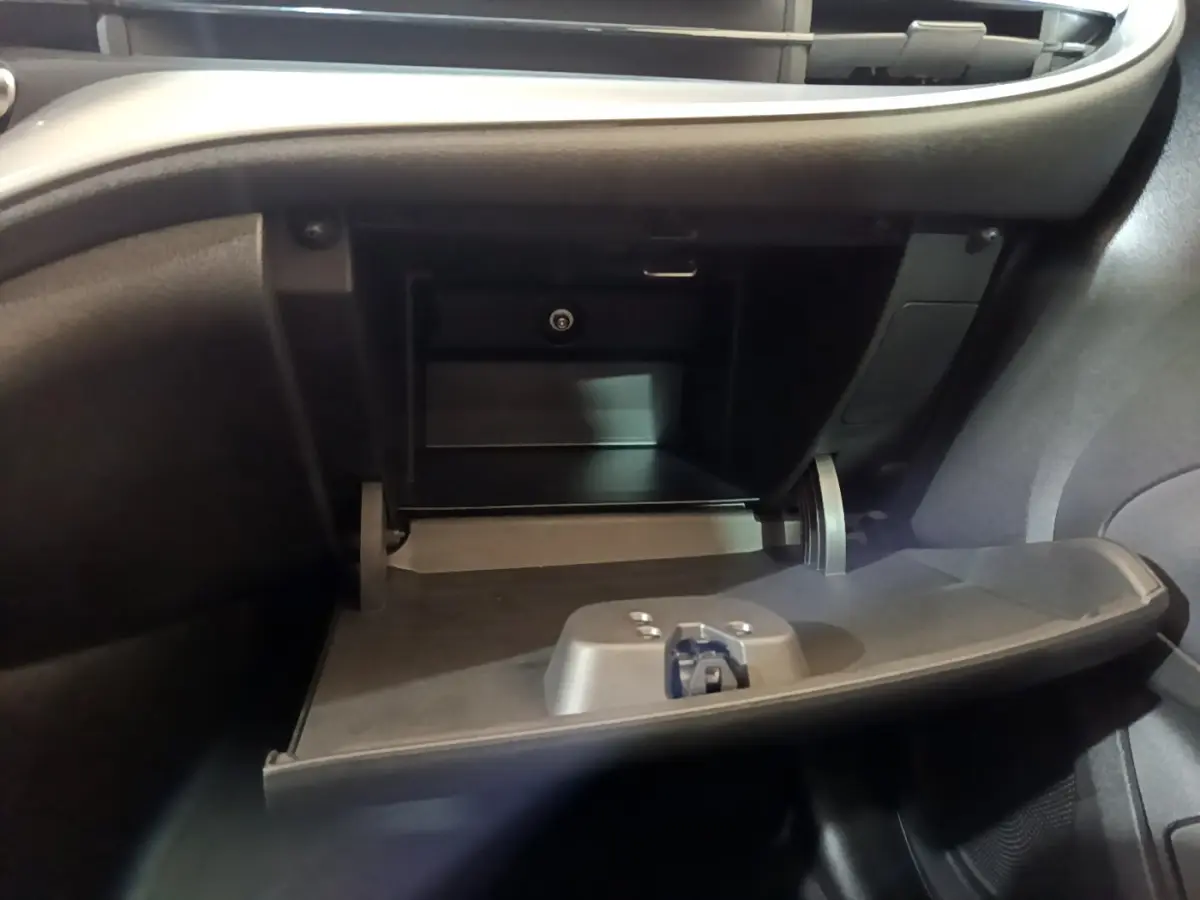 Gros plan sur la boîte à gants ouverte côté passager de la Fiat 500 blanche 42kWh Icône électrique 2022.