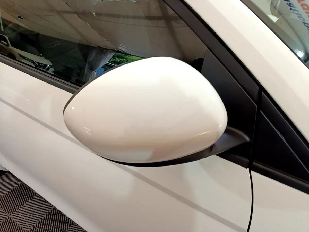 Rétroviseur côté gauche blanc de la FIAT 500 42kWh Icône électrique 2022, vue rapprochée sur la portière.