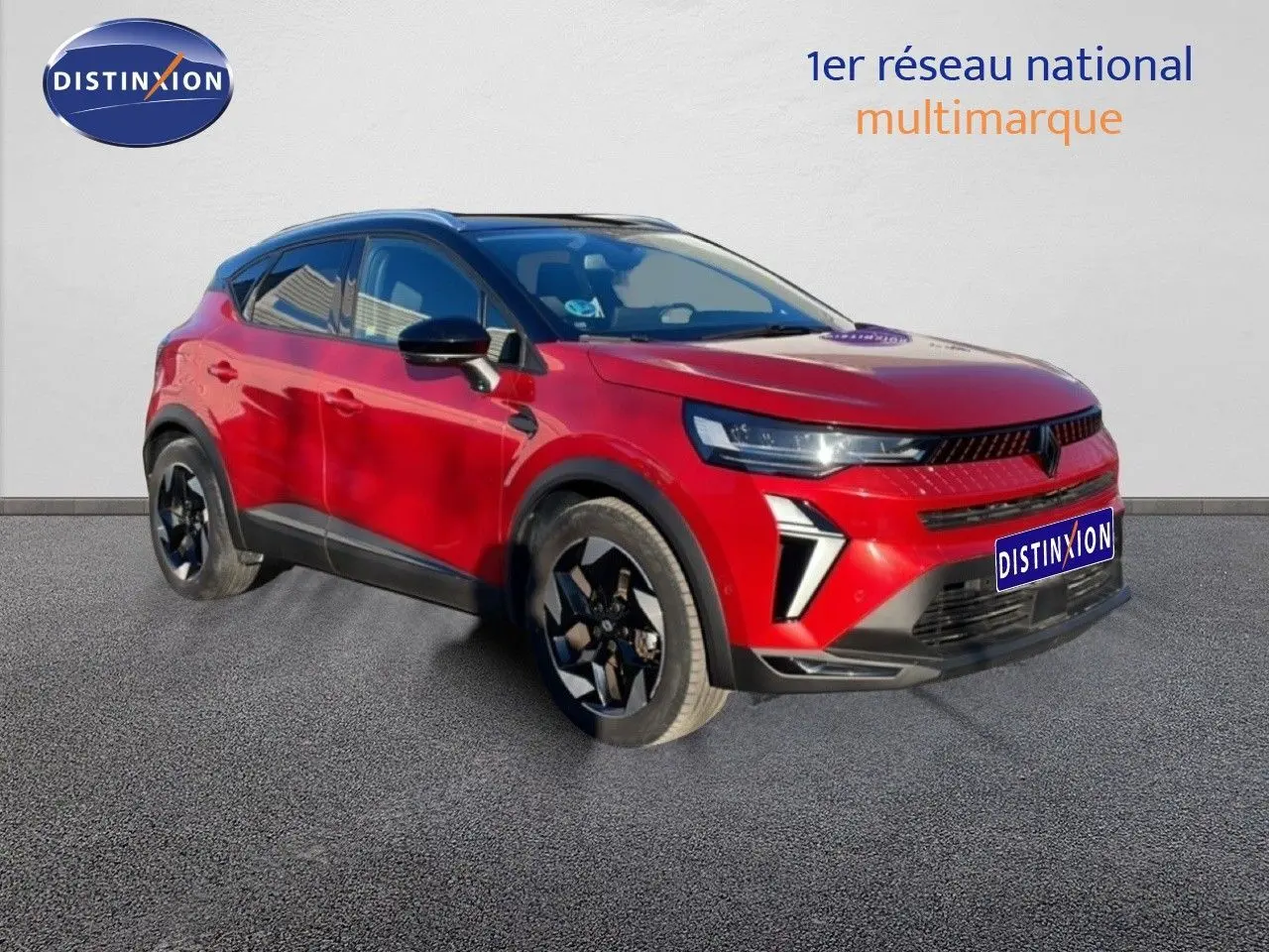 Renault Captur 2025 rouge désir métal avec toit noir, vue 3/4 avant droit, jantes noires distinctives.