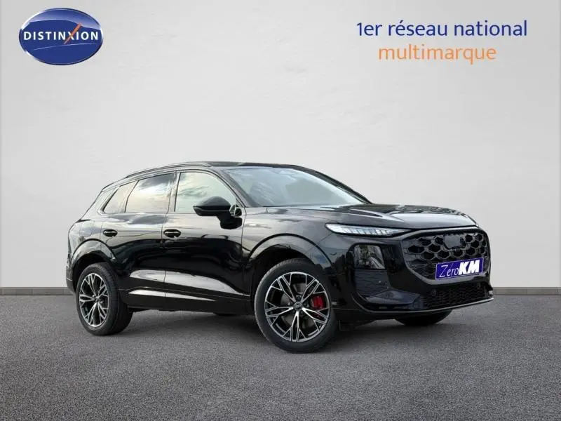 Audi Q3 2026 noir métallisé en vue 3/4 avant droit, avec jantes alliage et étriers de frein rouges S line.