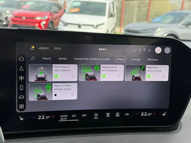 Vue intérieure du tableau de bord numérique de l'Audi Q3 2026, affichant les réglages de l'assistant de maintien de voie.