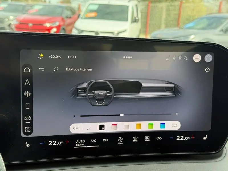 Tableau de bord numérique d'Audi Q3 2026 affichant le réglage de l'éclairage intérieur, vue frontale du volant et écran tactile.