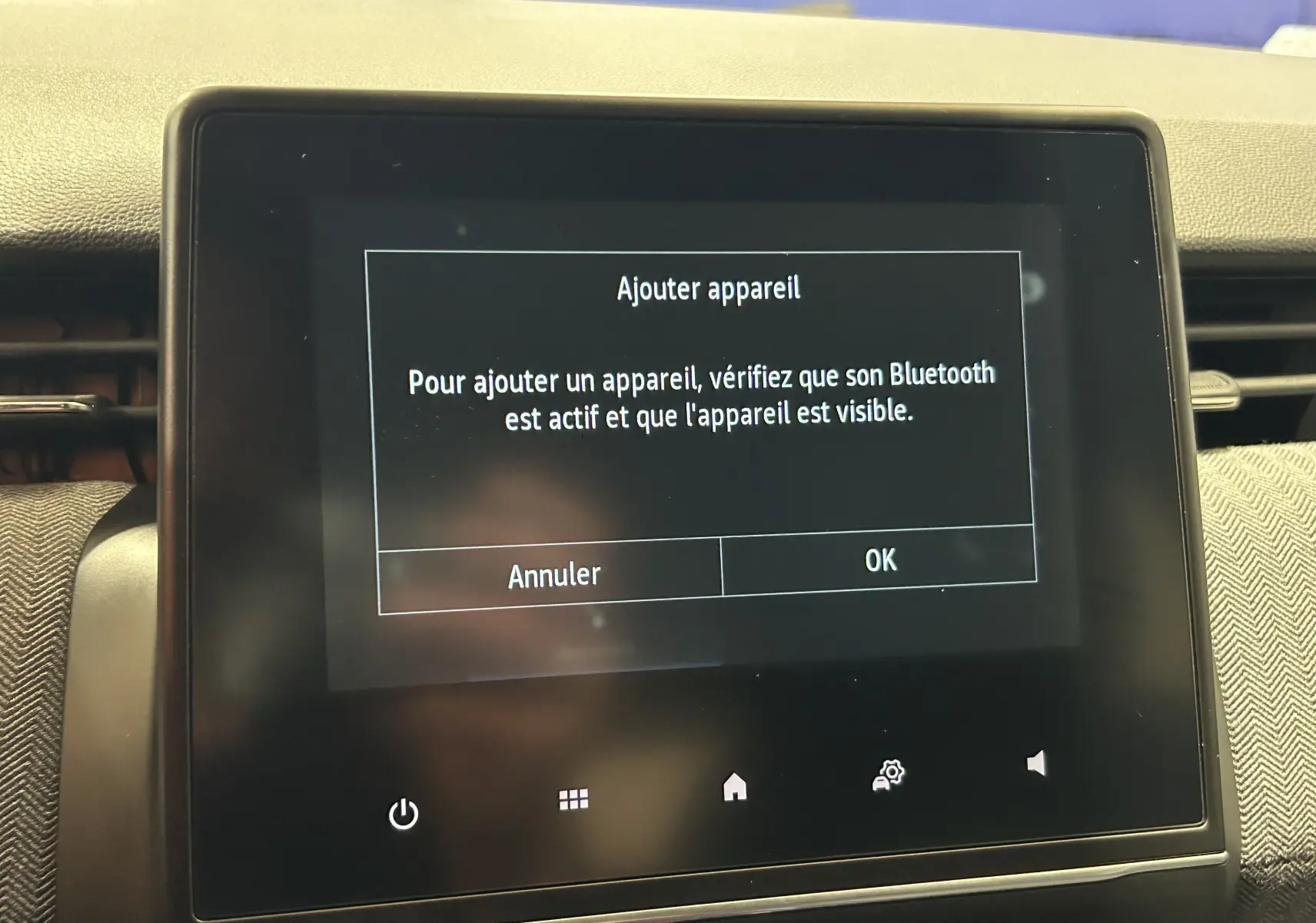 Écran tactile central de la Renault Clio V bleu Iron Metal affichant le menu d'ajout d'appareil Bluetooth.