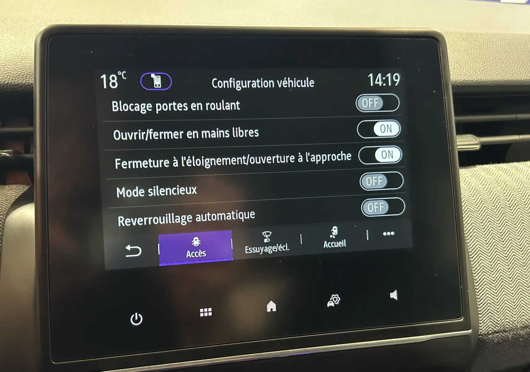 Écran tactile central affichant les réglages d'accès du véhicule Renault Clio V, finition intérieure gris noir.