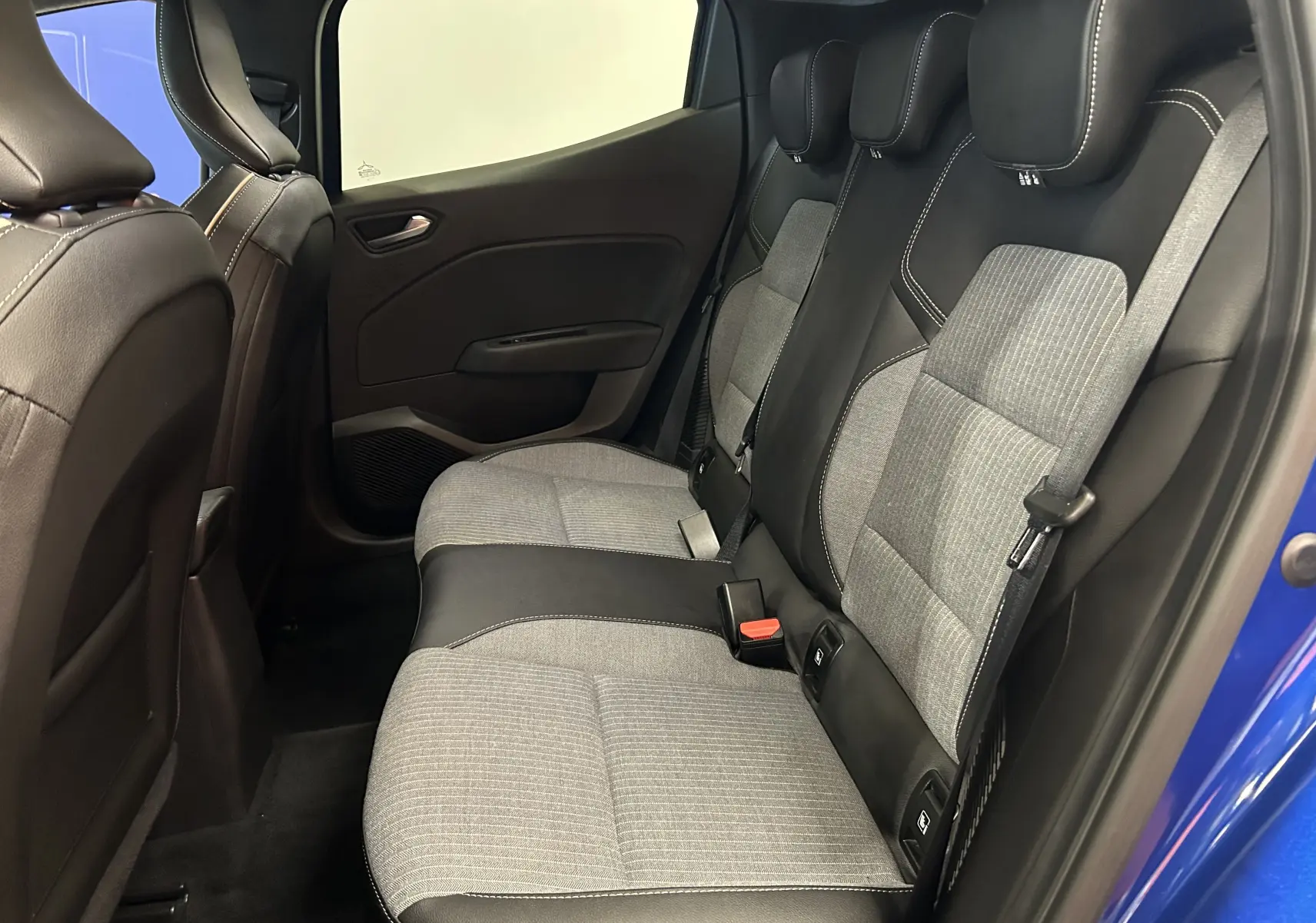 Vue intérieure côté droit des sièges arrière gris clair et noir de la Renault Clio V E-Tech Bleu Iron Metal.