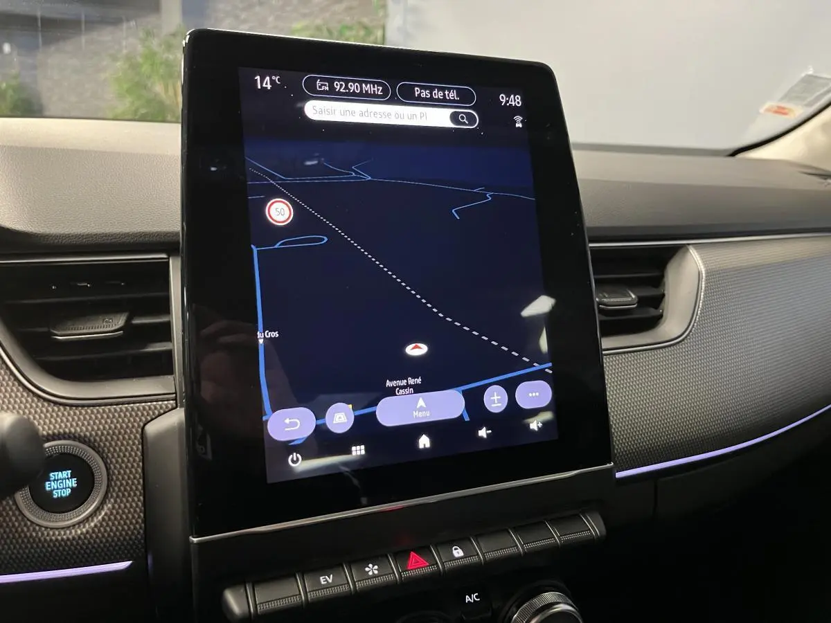 Écran tactile vertical du système multimédia Easy Link dans le tableau de bord d'une Renault Arkana 1.6 E-Tech Hybride noire.