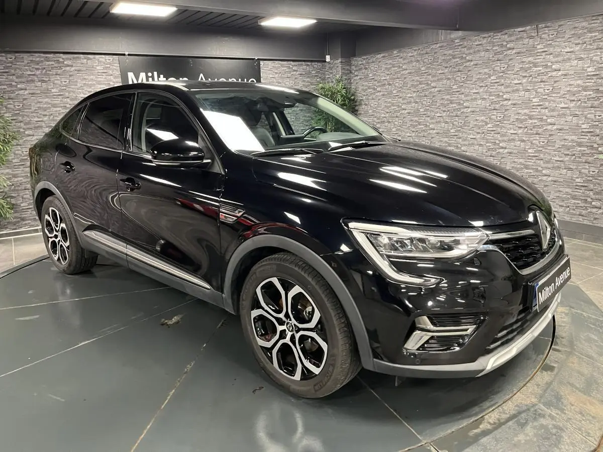 Renault Arkana noir métal en vue 3/4 avant droit, avec jantes alliage diamantées noires et feux LED C-Shape.