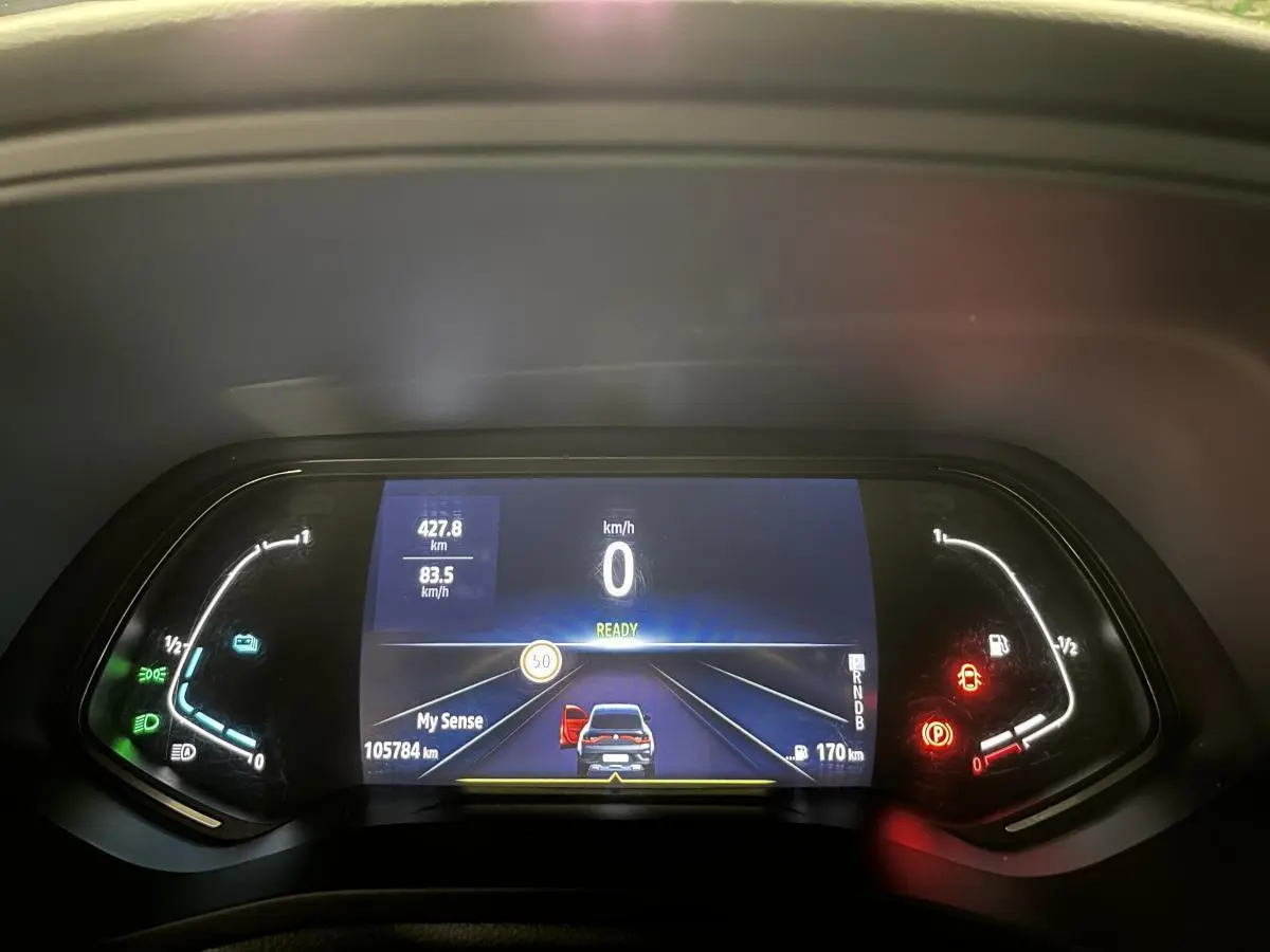 Tableau de bord numérique du Renault Arkana 1.6 E-Tech Hybride 2021 affichant la vitesse et l'autonomie restante.