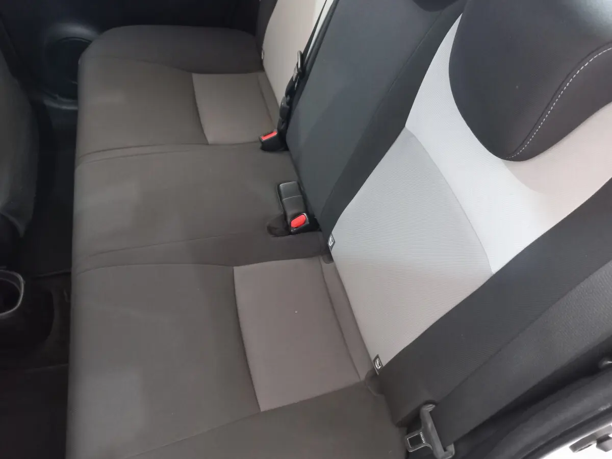 Banquette arrière bicolore gris clair et foncé de la Toyota Yaris 2019 vue côté droit, avec ceintures et ancrages Isofix visibles.