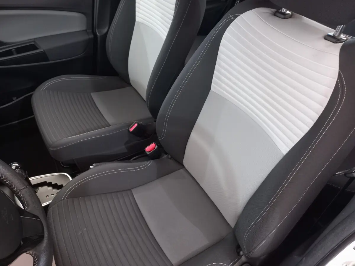 Gros plan sur les sièges avant bicolores gris clair et foncé de la Toyota Yaris 1.5 VVT-I Hybrid France Business 2019.