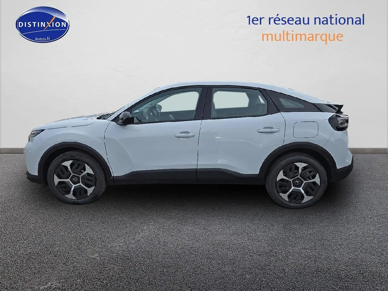 Vue latérale droite d'une Citroën C4 blanche Okenite avec jantes 18 pouces Aerotech et coques de rétroviseurs noir brillant.