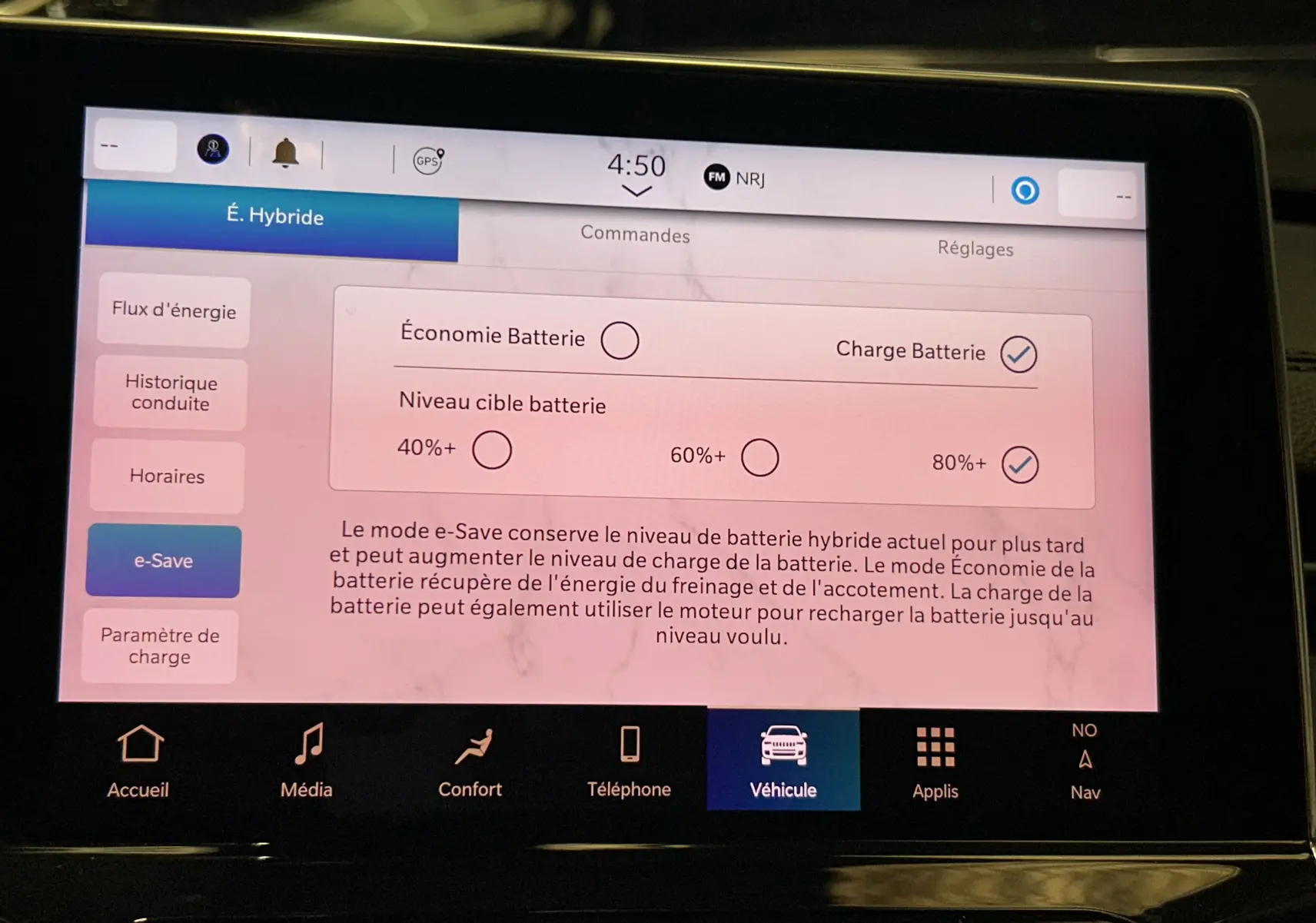 Écran tactile intérieur du Jeep Compass Limited 2021 montrant le mode e-Save de gestion batterie en hybride.
