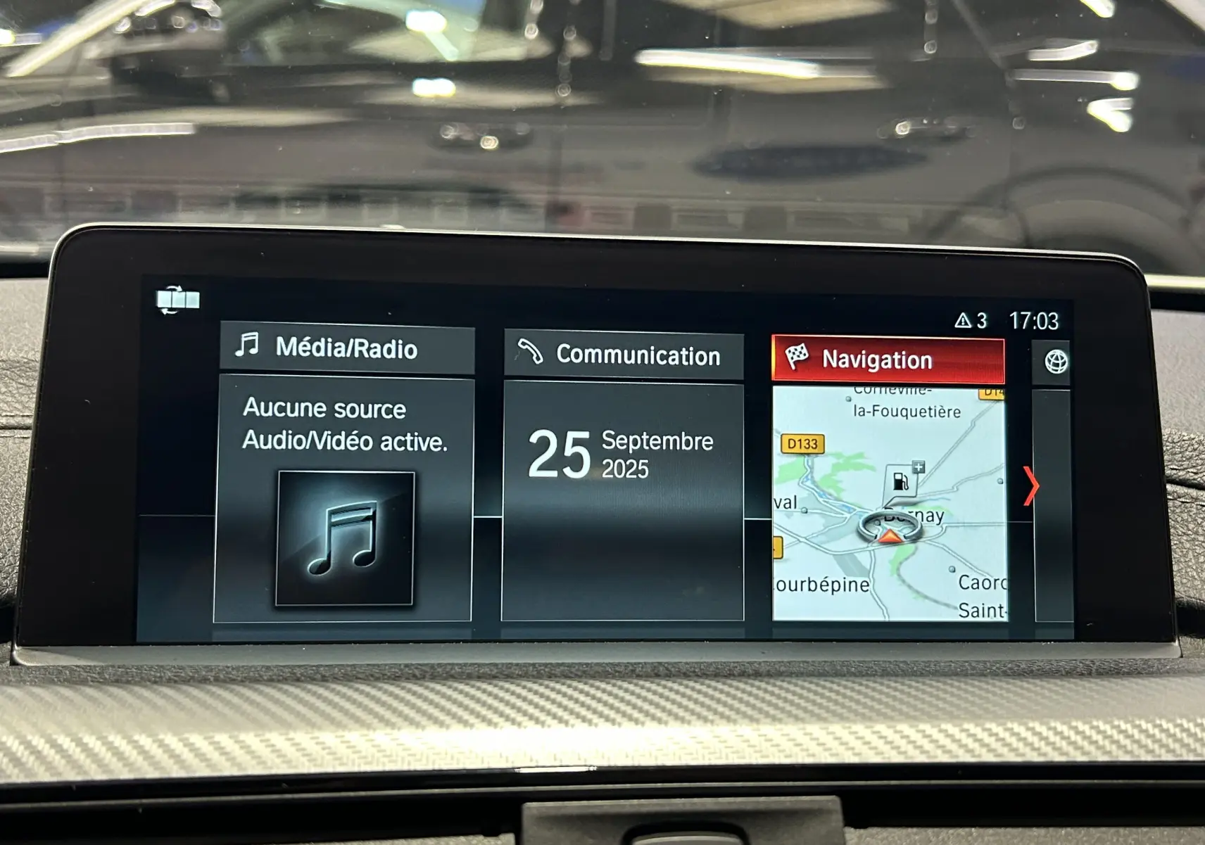 Écran central de navigation et multimédia de BMW Série 3 320i 2018, affichant carte, date et options audio.
