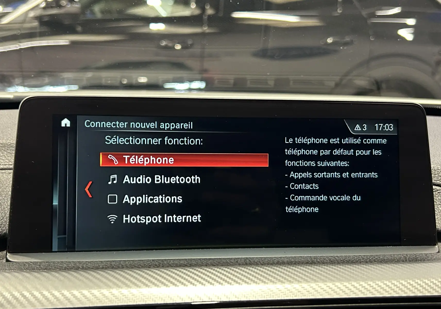 Écran central de la BMW Série 3 320i blanc 2018 affichant le menu de connexion Bluetooth avec options téléphone et applications.
