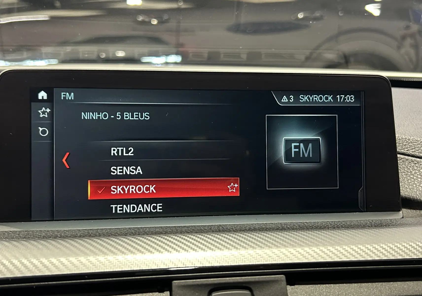 Écran central de la BMW Série 3 320i 2018 montrant la sélection radio FM sur Skyrock avec interface moderne.