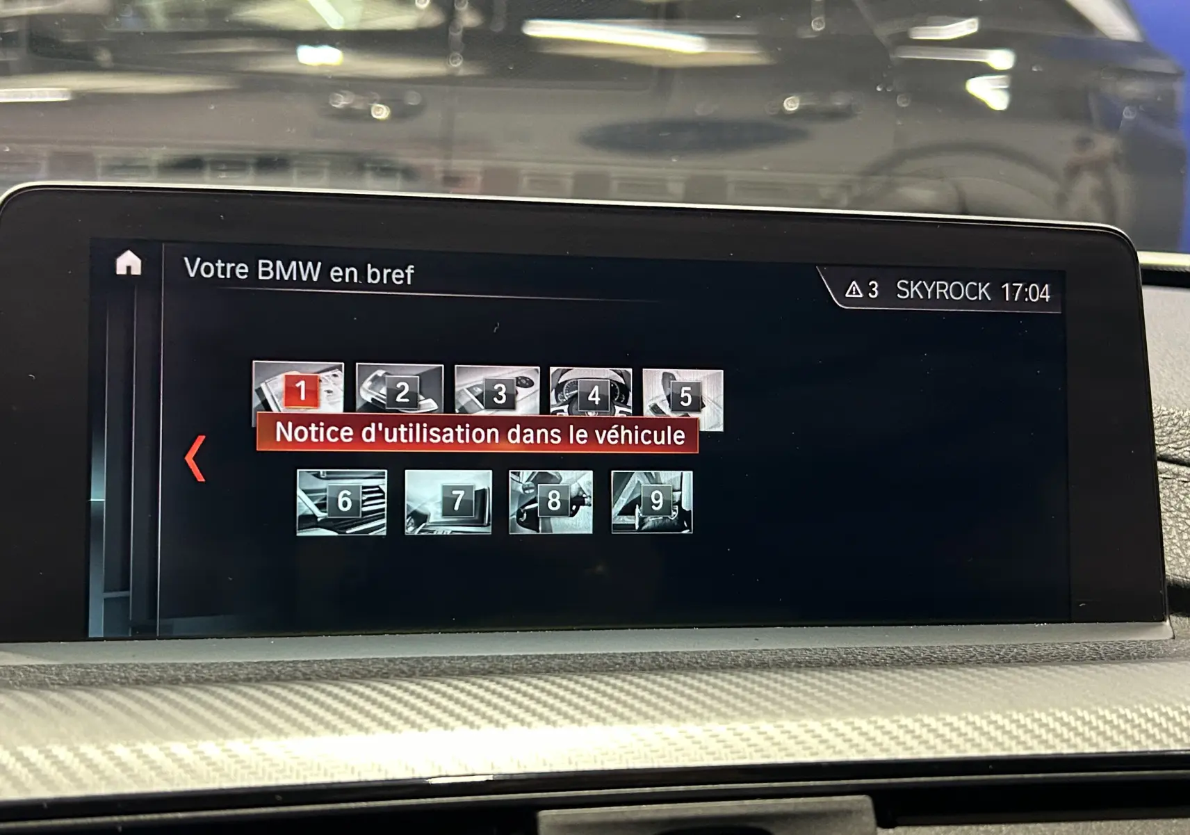 Écran central de la BMW Série 3 320i 2018 affichant la notice d'utilisation du véhicule en intérieur.