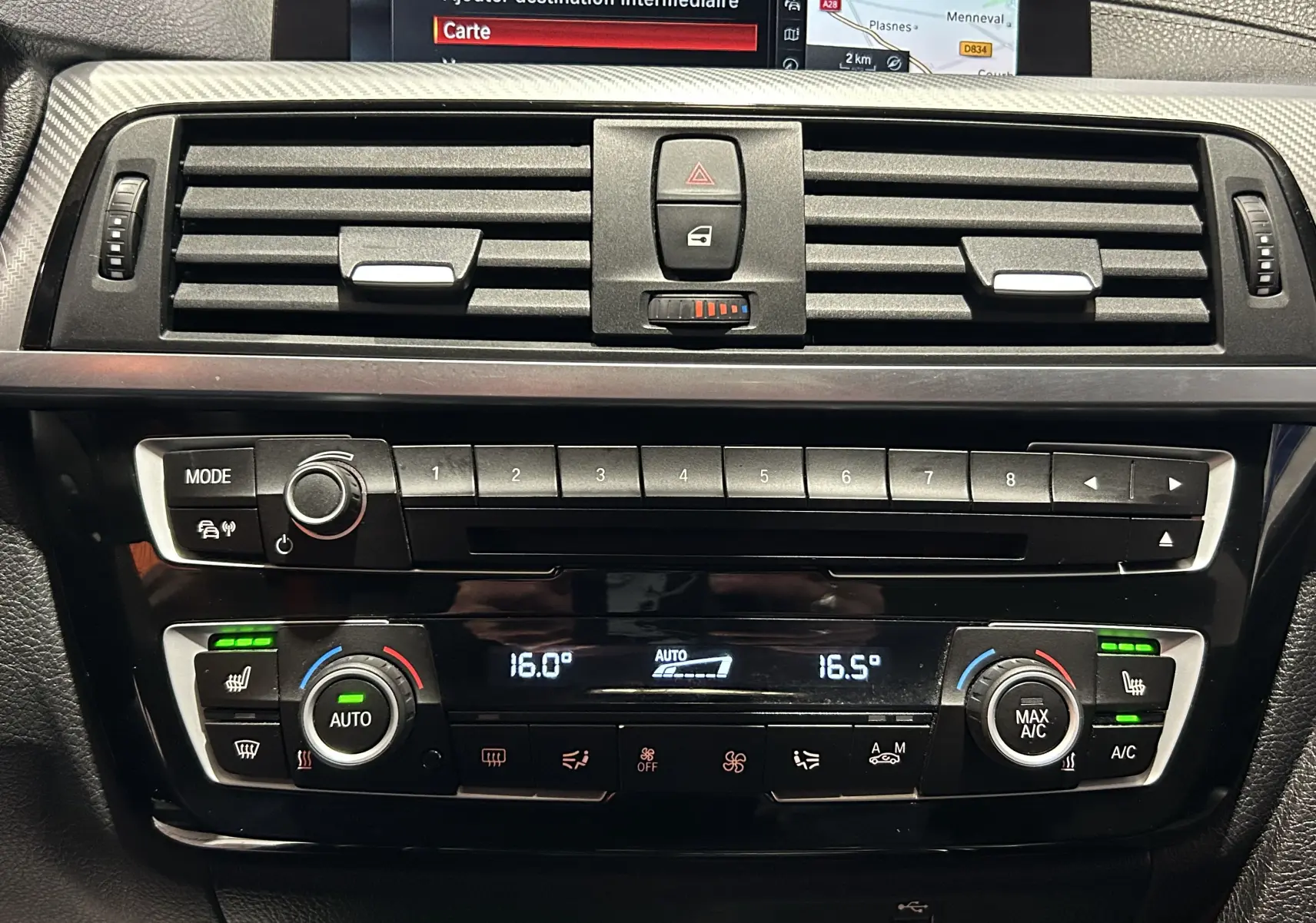 Tableau de bord BMW Série 3 320i 2018, vue frontale sur commandes climatisation et écran GPS intégré.