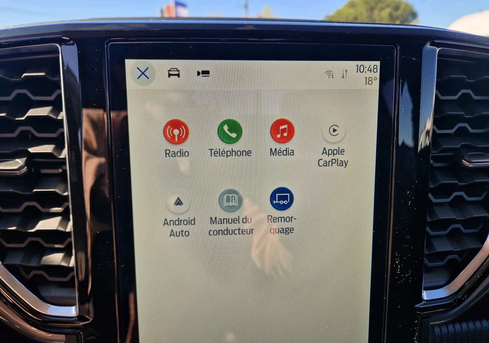 Écran tactile central du Ford Ranger Super Cabine 2026 affichant les options multimédia et connectivité.