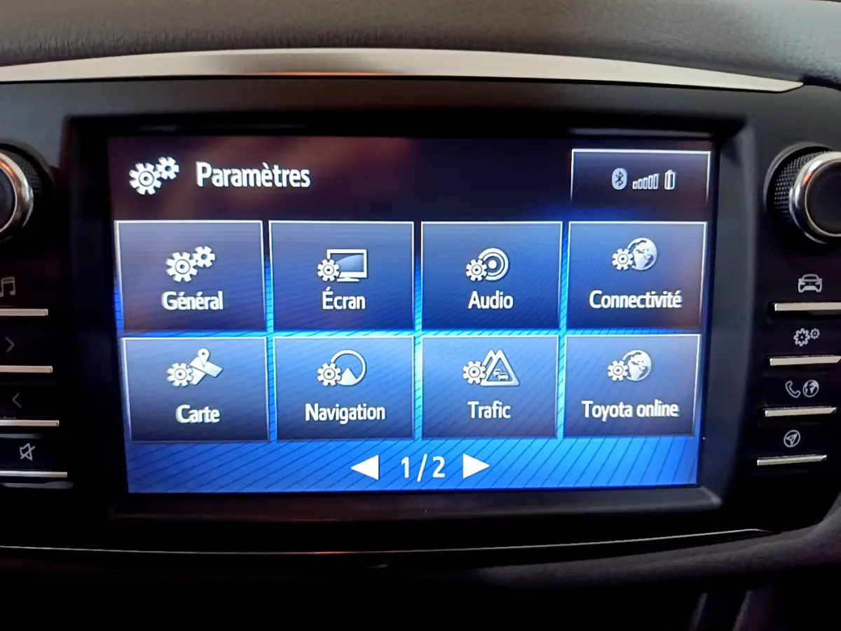 Écran tactile central affichant le menu paramètres de la Toyota Yaris 1.5 Hybride 2020, vue intérieure rapprochée.
