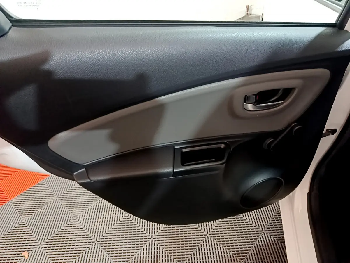 Gros plan sur la porte arrière droite intérieure noire et grise de la Toyota Yaris blanche 2020 hybride.
