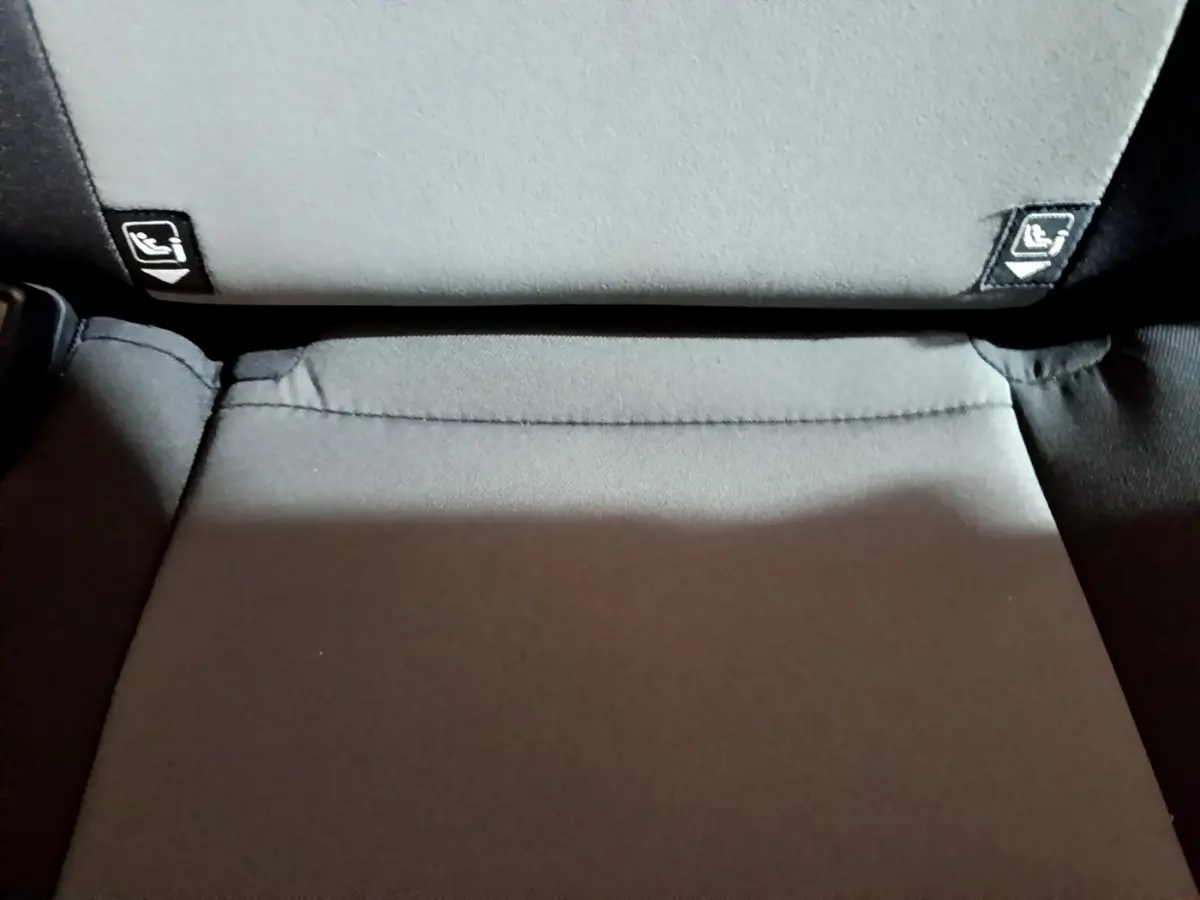 Gros plan sur la banquette arrière noire de la Toyota Yaris 1.5 Hybride 2020 avec étiquettes Isofix visibles.