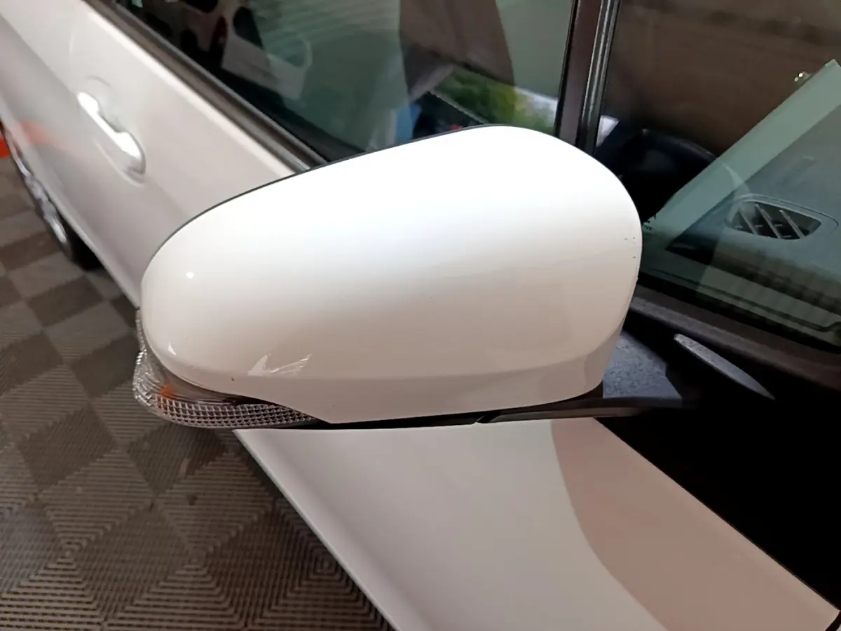 Rétroviseur droit blanc de la Toyota Yaris 1.5 Hybride 2020, avec clignotant intégré, vue rapprochée côté conducteur.