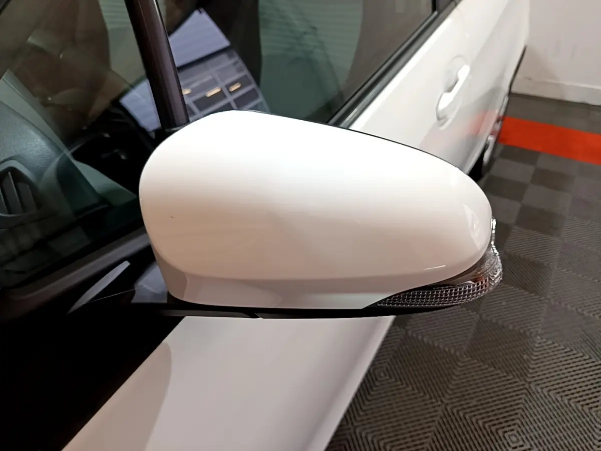 Rétroviseur droit blanc avec clignotant intégré sur Toyota Yaris 1.5 Hybride 2020 vue rapprochée côté passager.