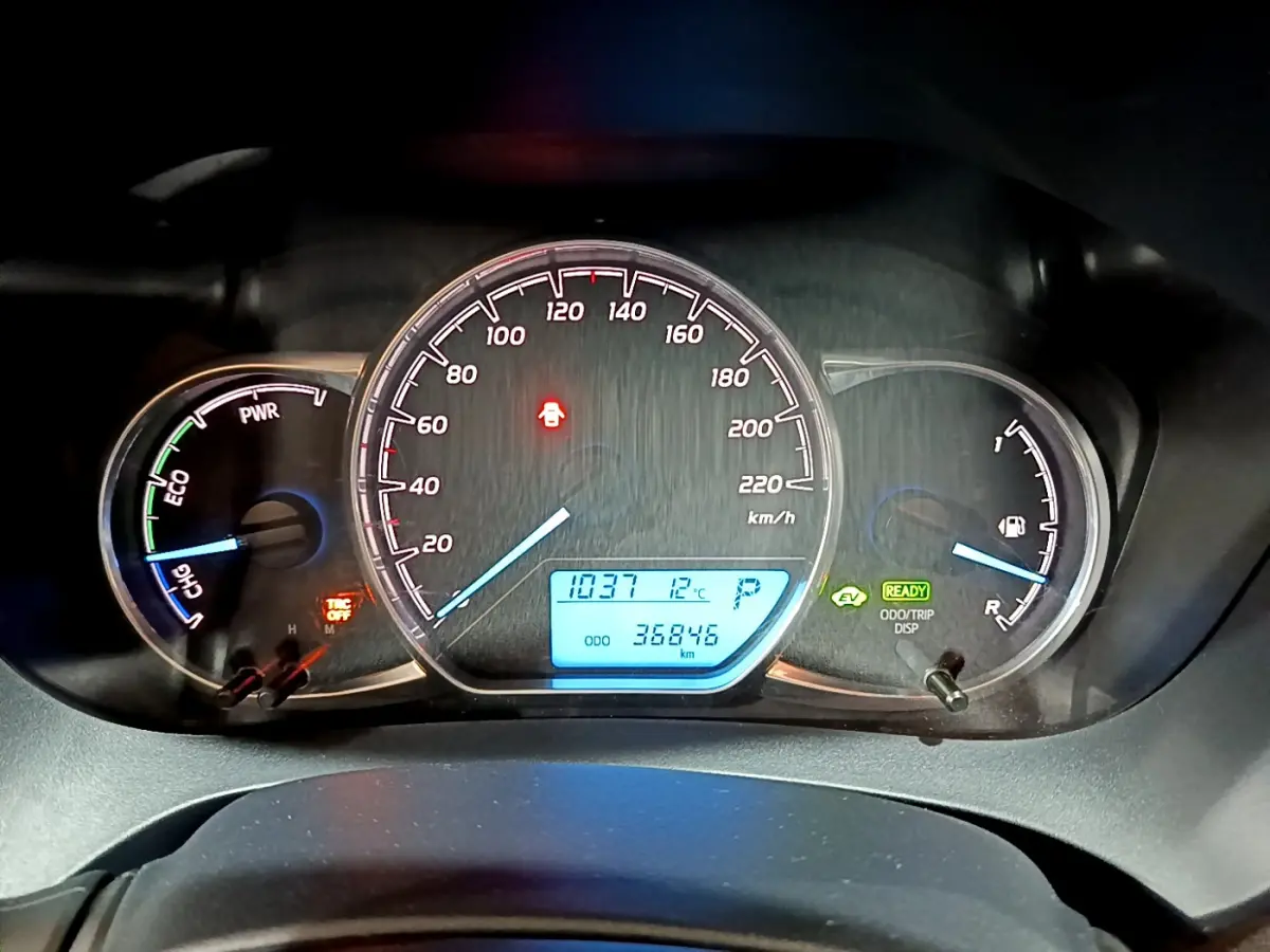 Tableau de bord de Toyota Yaris 1.5 Hybride 2020, affichage numérique et compteurs analogiques éclairés.