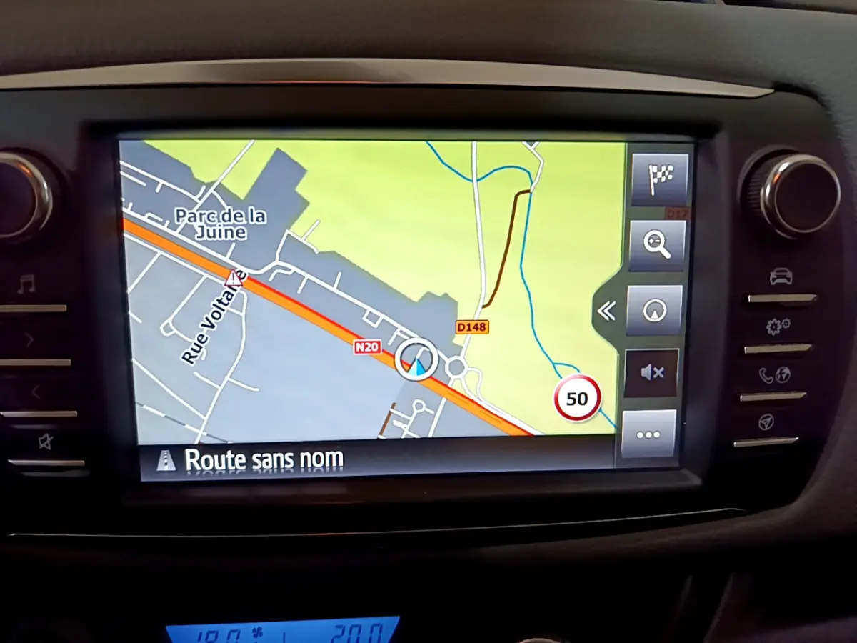 Écran tactile central affichant la navigation 3D de la Toyota Yaris hybride 2020, vue intérieure du tableau de bord.
