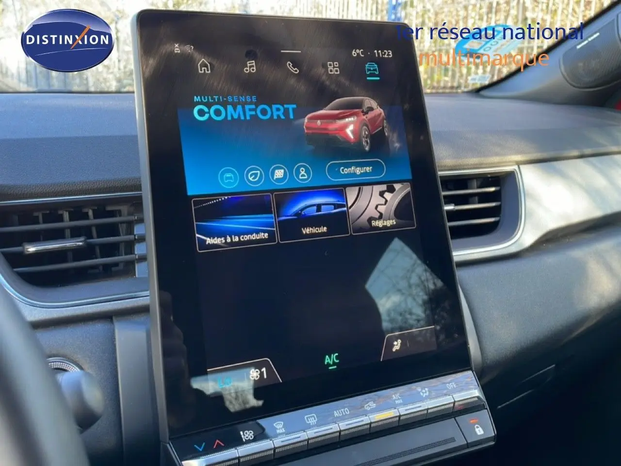 Écran tactile central du Renault Captur rouge Désir avec toit noir, affichant le mode de conduite Confort.