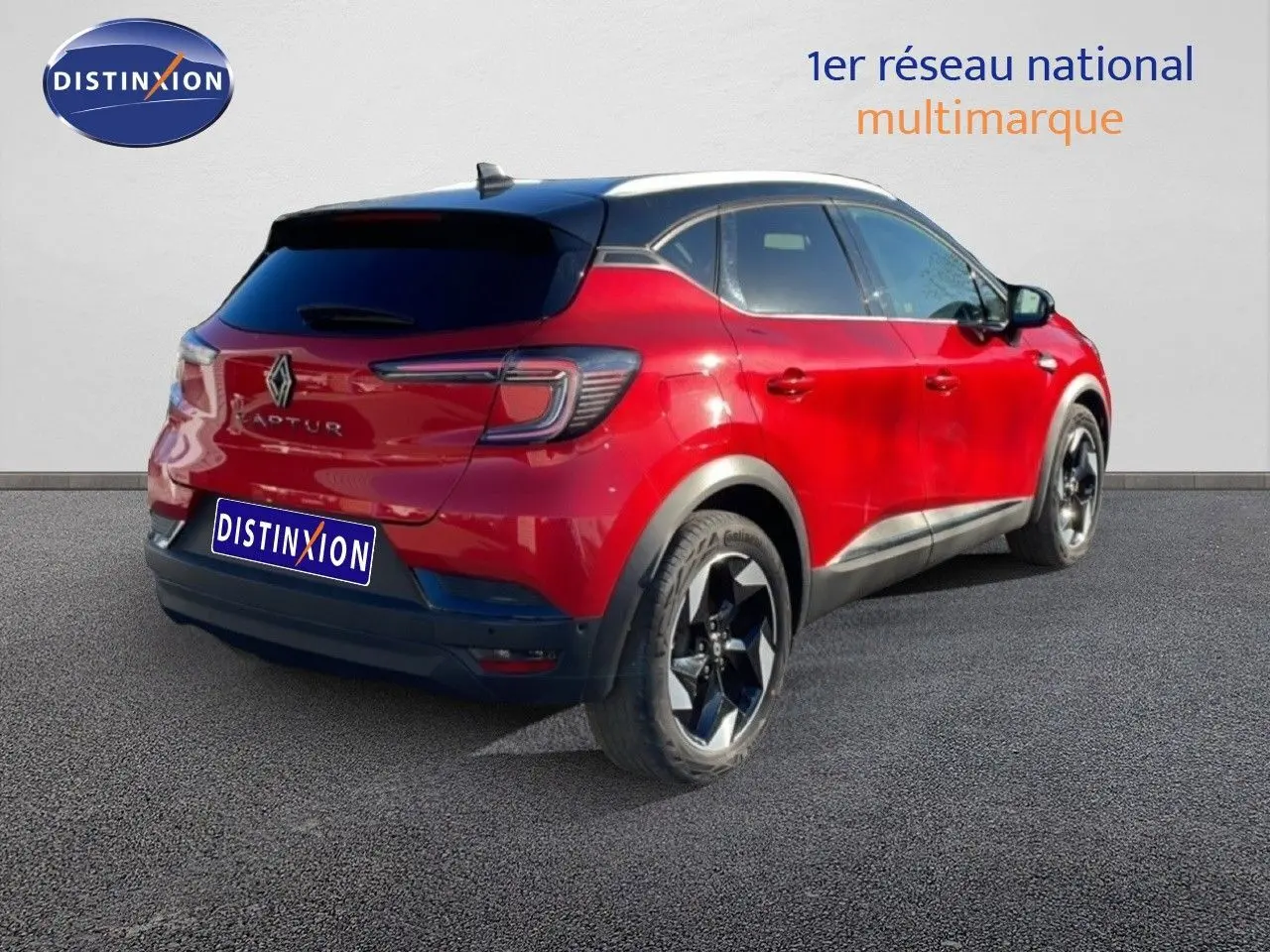 Vue 3/4 arrière droite d'un Renault Captur rouge Désir métal avec toit noir et jantes noires.